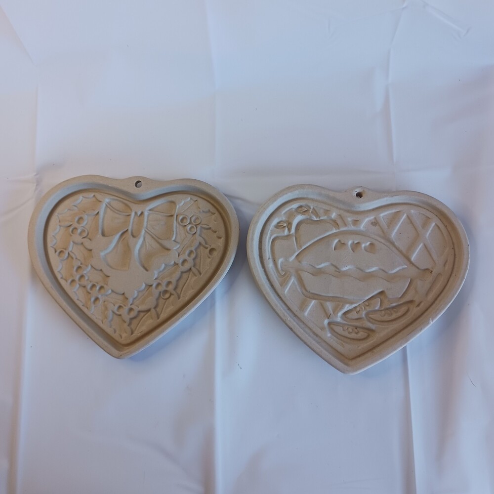 Two Pampered Chef Family Heritage Winter Wreath Welcome Home Heart Cookie Molds